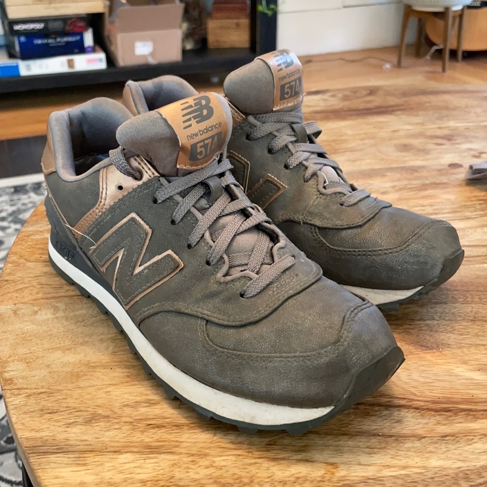 Size 8 women’s new balance sneakers